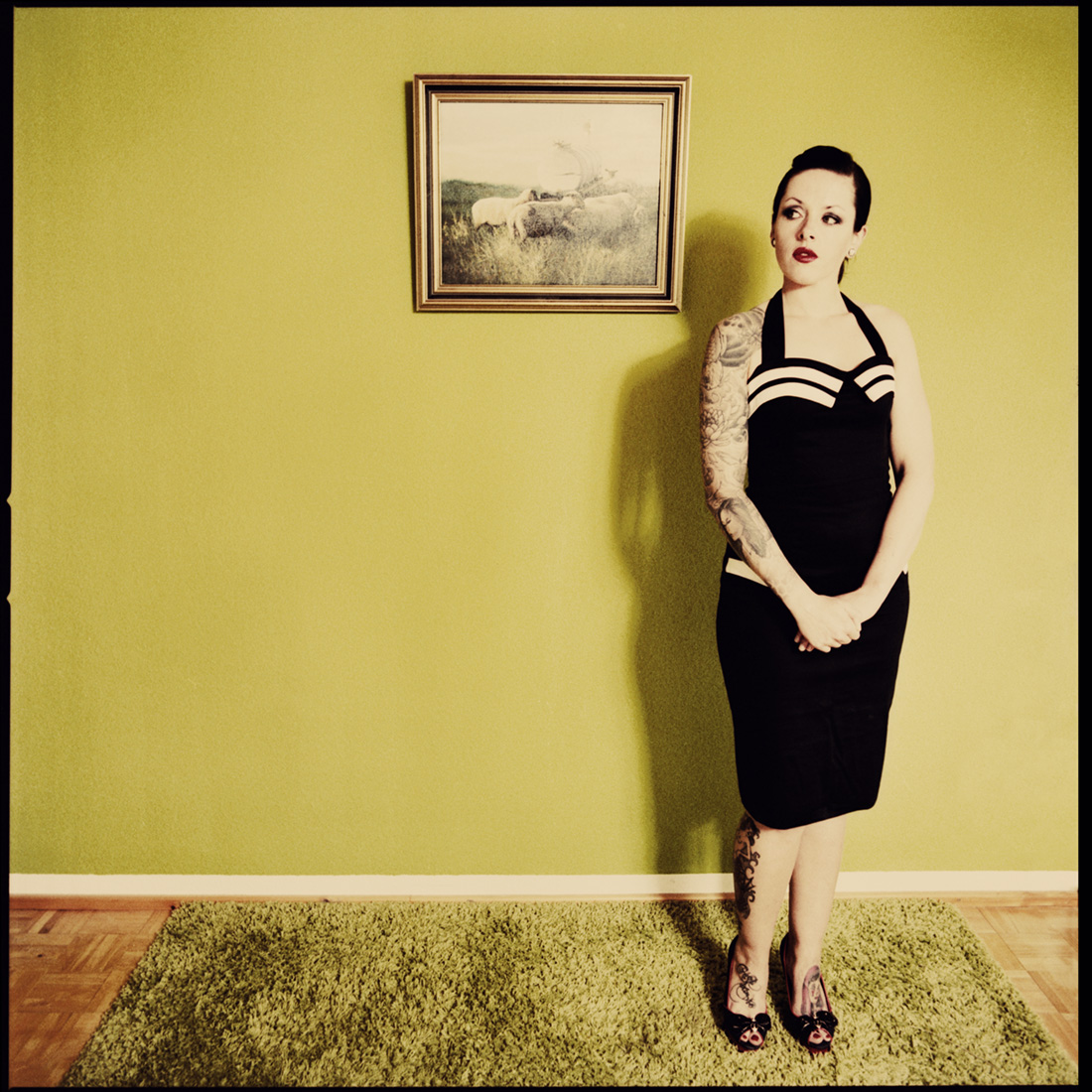 retro-fashion-portrait von anna in ihrem wohnzimmer, im stil der 50er Jahre - kuenstlerische portraitshootings in marburg und umgebung