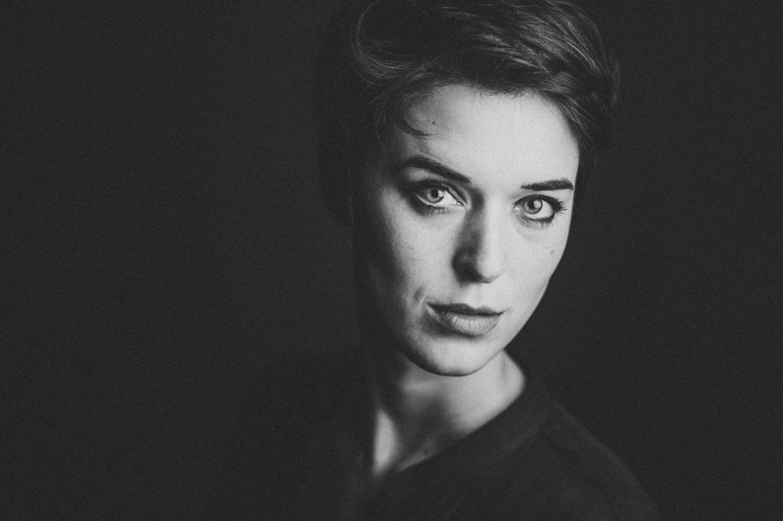 portraitfotos gießen - stilvolle und einzigartige fotografie mit charme - studioportrait von anna in schwarzweiss