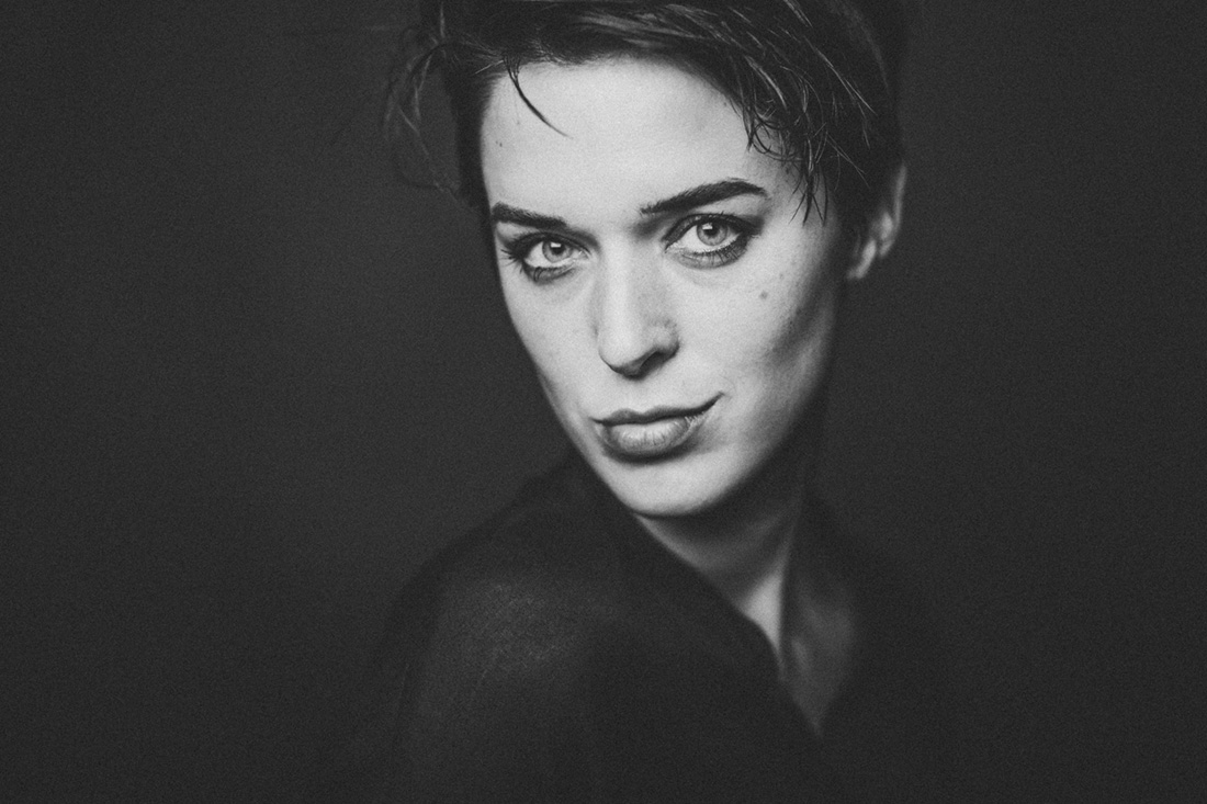 portraitfotos gießen - stilvolle und einzigartige fotografie mit charme - studioportrait von anna in schwarzweiss