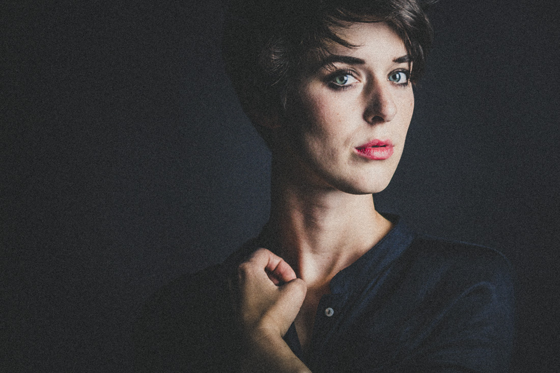 portraitfotos gießen - stilvolle und einzigartige fotografie mit charme - studioportrait von anna in farbe