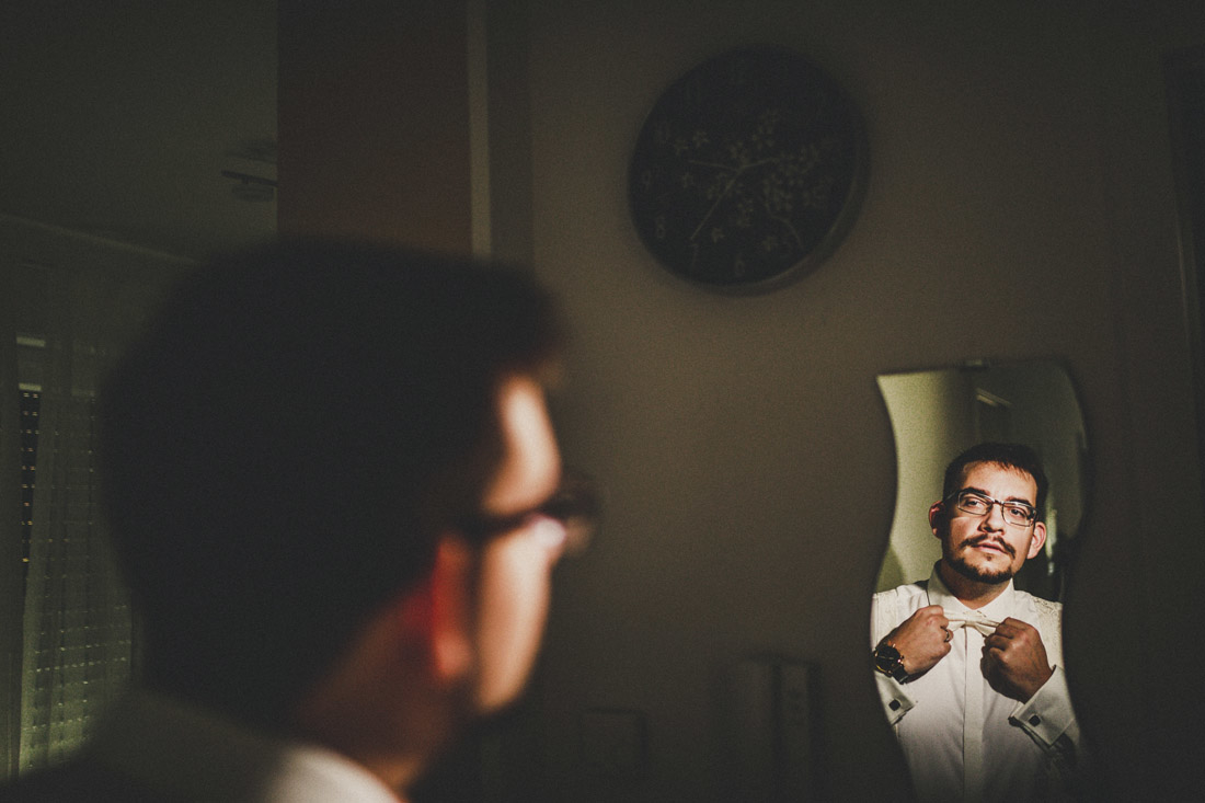 Bräutigam Martin beim Getting Ready in seinem Zuhause - Einzigartige Hochzeitsfotografie - Hochzeitsfotograf Heyligenstaedt