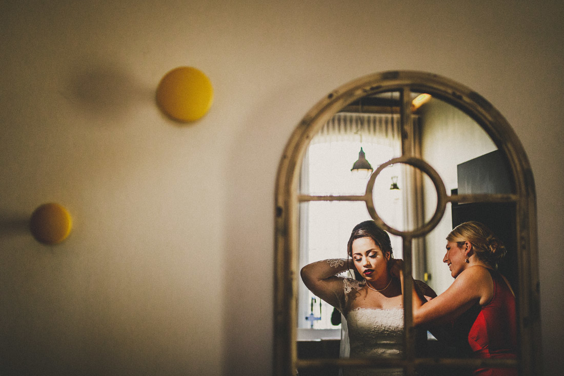 Die Braut Anna bei den letzten Vorbereitungen vor ihrer Hochzeit - Hochzeitsfotograf Heyligenstaedt