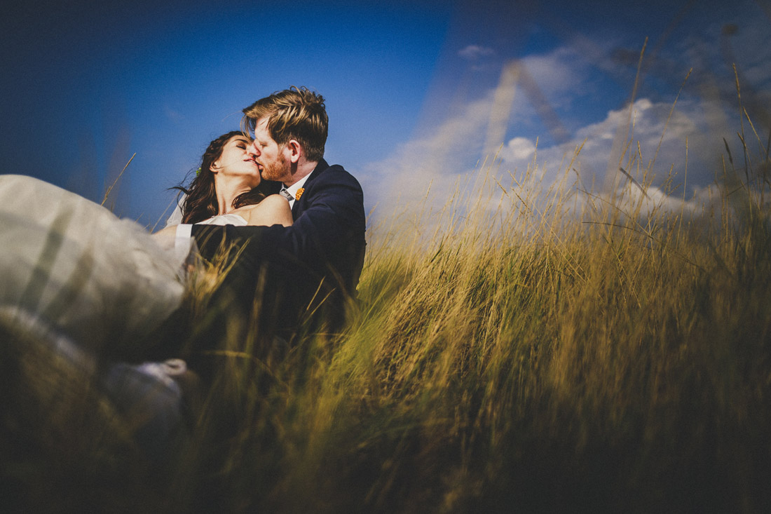 hochzeitspaar in den duenen von st. peter#-ording - hochzeitsfotograf st. peter-ording