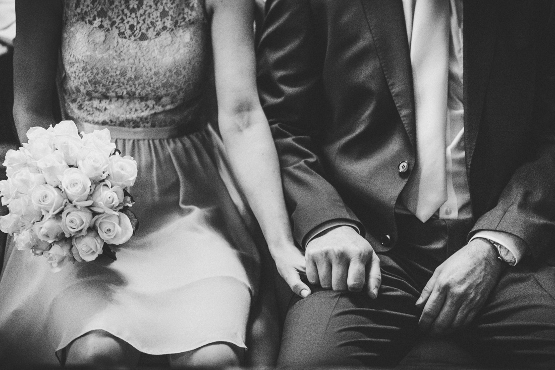 Zärtlicher inniger Moment während der Trauung von Barbara und Uwe im Standesamt Gießen - Hochzeitsfotograf in der Villa Leutert