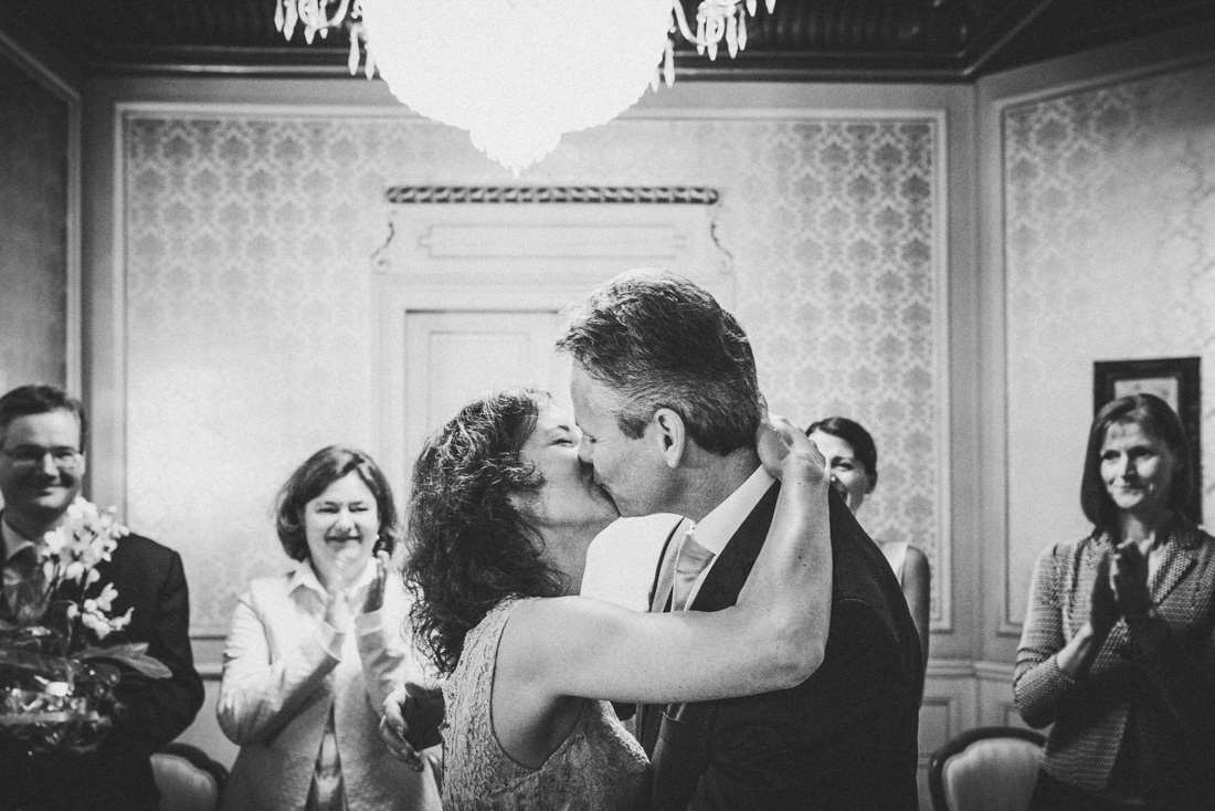 Der erste Kuss nach dem Ja-Wort im Standesamt Gießen - Hochzeitsfotograf in der Villa Leutert
