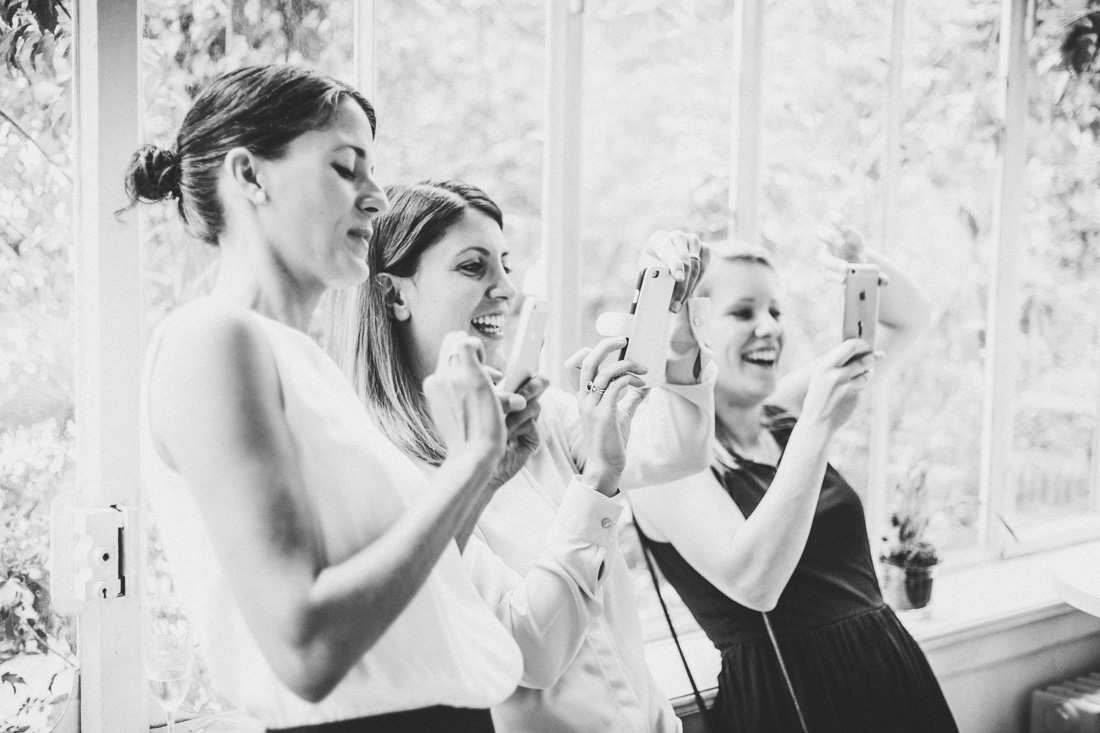 Die Freundinnen der Braut knipsen mit ihren Smartphones das Hochzeitspaar - Hochzeitsfotograf im Standesamt Gießen