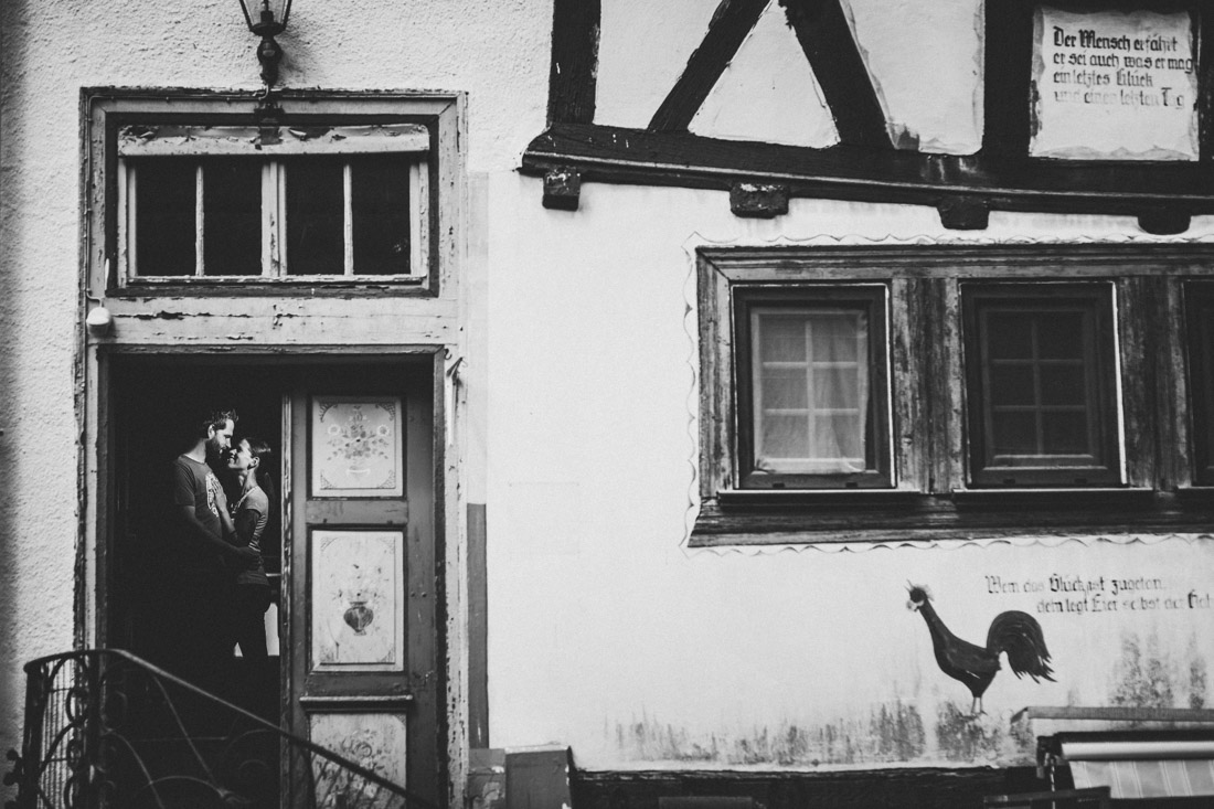 paarportrait im eingang eines alten fachwerkauses, mit off-camera-blitz fotografiert - paarshoot in hessen