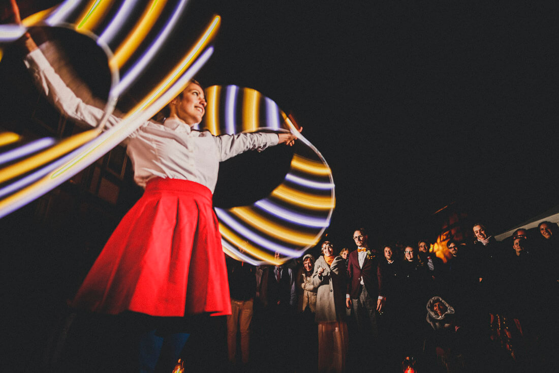 hochzeitspaar und gaeste bestaunen eine darbietung einer hula-hoop-artistin - hochzeitsfotograf wiesbaden