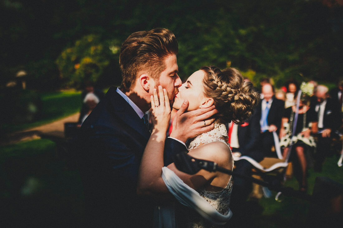 Der erste Kuss nach dem "Ja!" * Freie Trauung im Hofgut Dagobertshausen * Euer Hochzeitsfotograf Rossi!