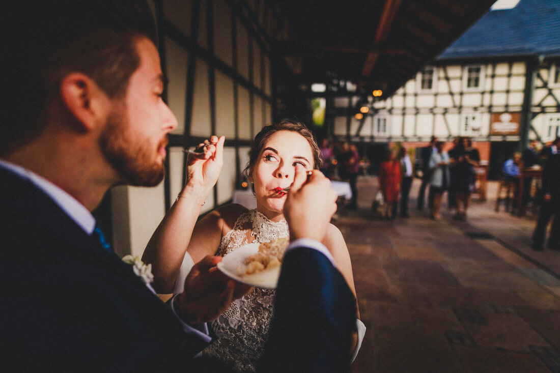 Lara und Benni lassen sich die Hochzeitstorte schmecken * Euer Hochzeitsfotograf Dagobertshausen * Rossi Photography