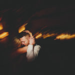 Brautpaar tanzt eng umschlungen auf der Hochzeitsparty - Hochzeitsfotograf Alsfeld