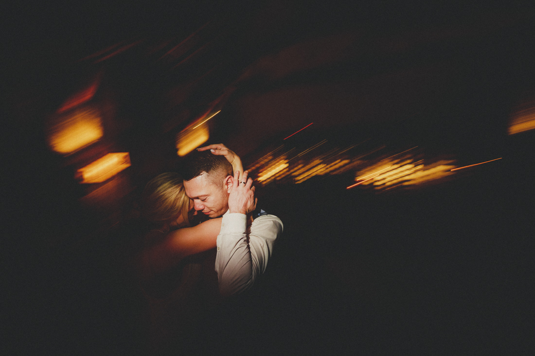 Brautpaar tanzt eng umschlungen auf der Hochzeitsparty - Hochzeitsfotograf Alsfeld