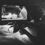 Hochzeitsfotograf Stammheim - Corona-Hochzeit im Schloss - Die Braut im Auto fotografiert bei Ankunft am Standesamt