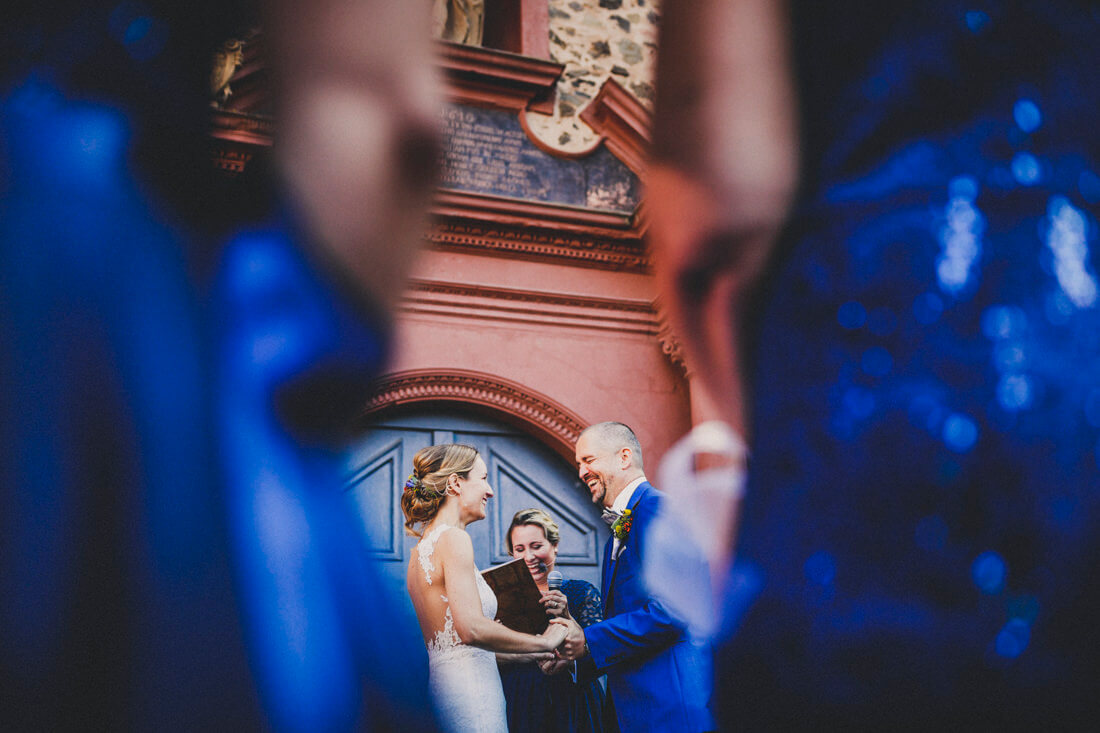 emotionaler moment beim ja-wort waehrend der freien trauung vorm butzbacher schloss - erfahrungsberichte glücklicher hochzeitspaare