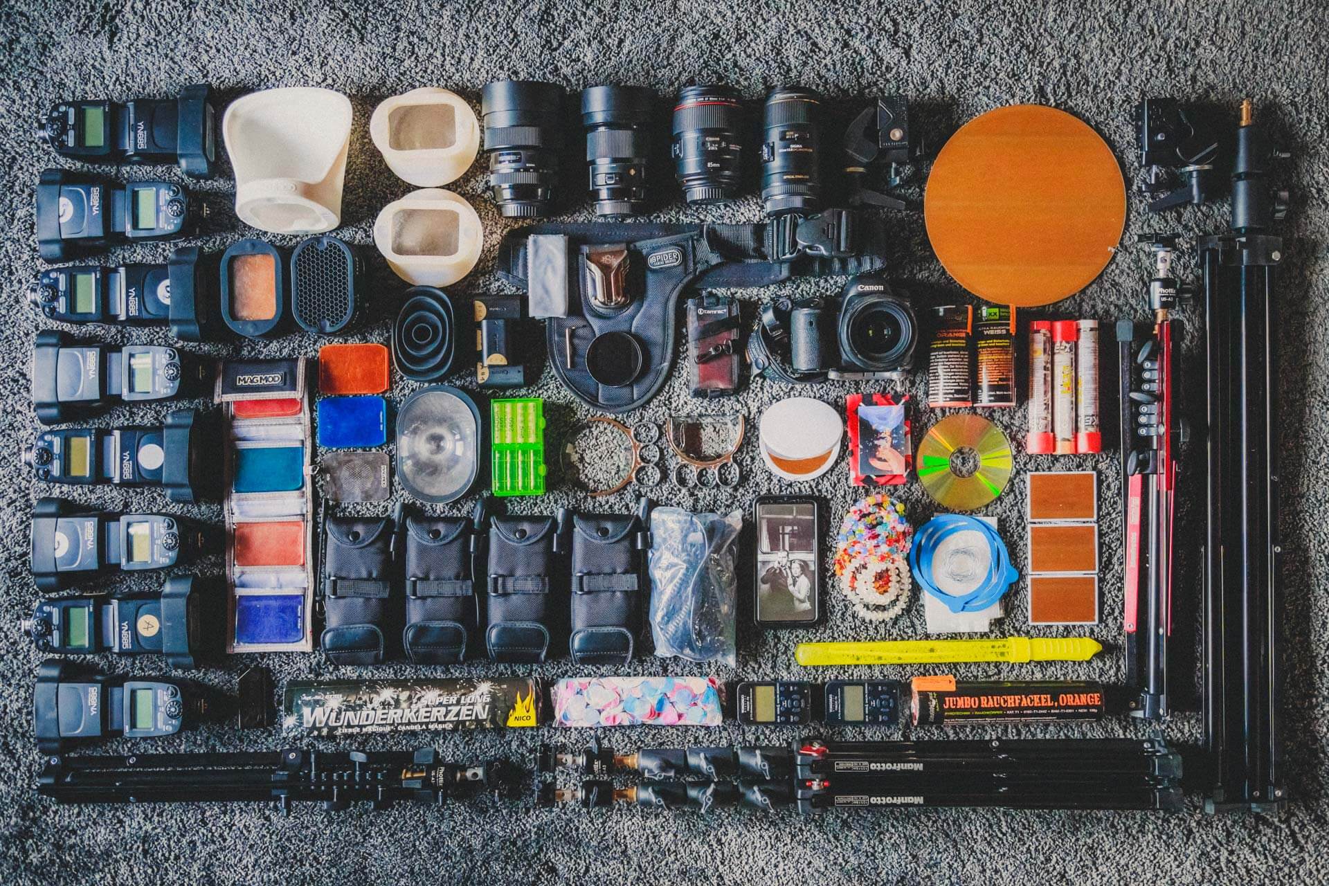 auf dem boden ausgebreitete und arrangiertes foto-equipment, uebersichtsbild fotoequipment, was ist in meiner fototasche, what´s in my bag