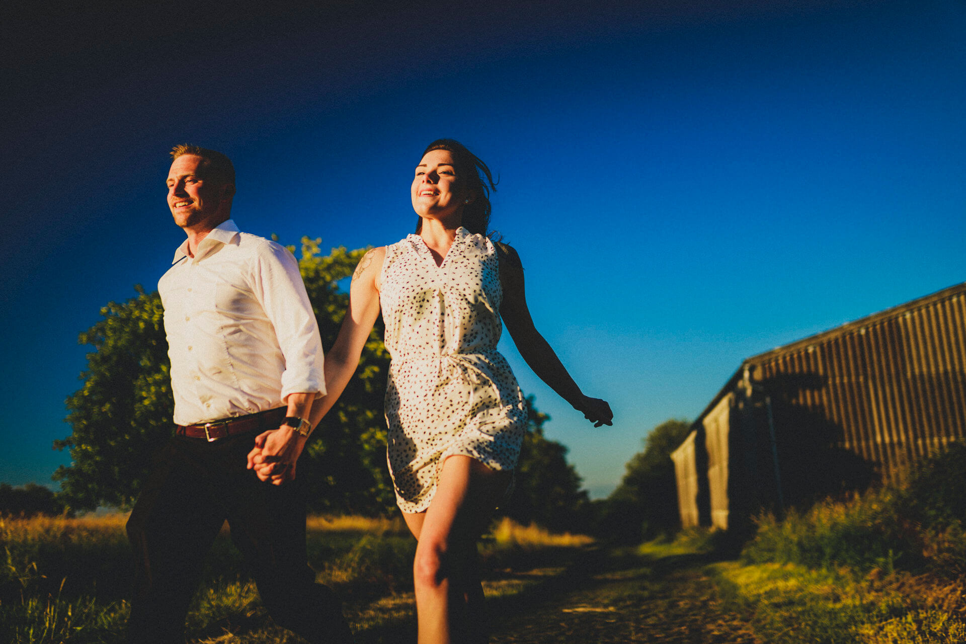 verliebtes Paar läuft zusammen einen Feldweg entlang, den richtigen hochzeitsfotograf finden, rossi photography