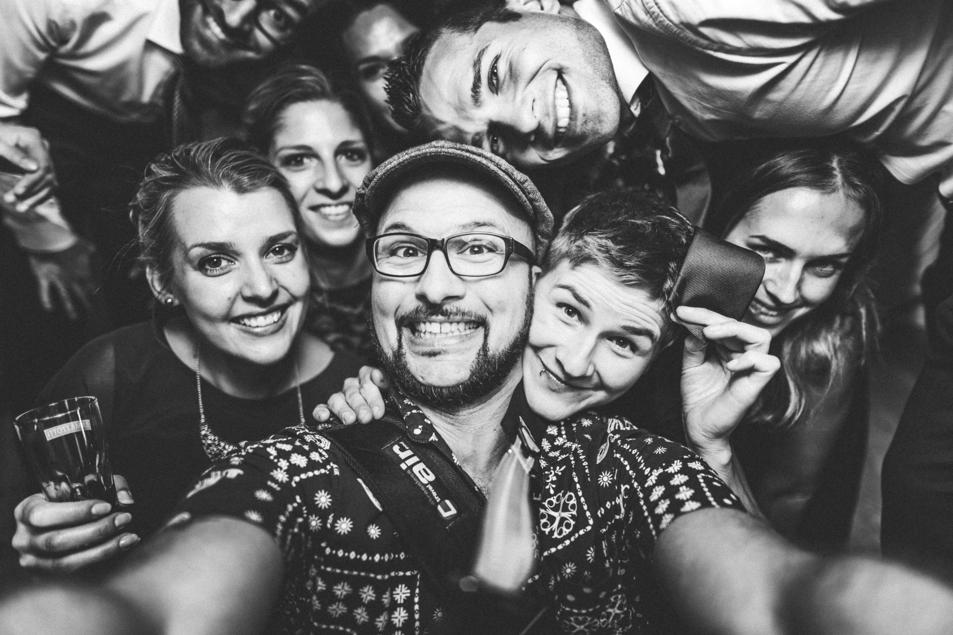 Hochzeitsfotograf Gießen macht Selfie mit Gästen auf der Hochzeitsparty - echte Hochzeitsreportage mit Nähe und Stimmung