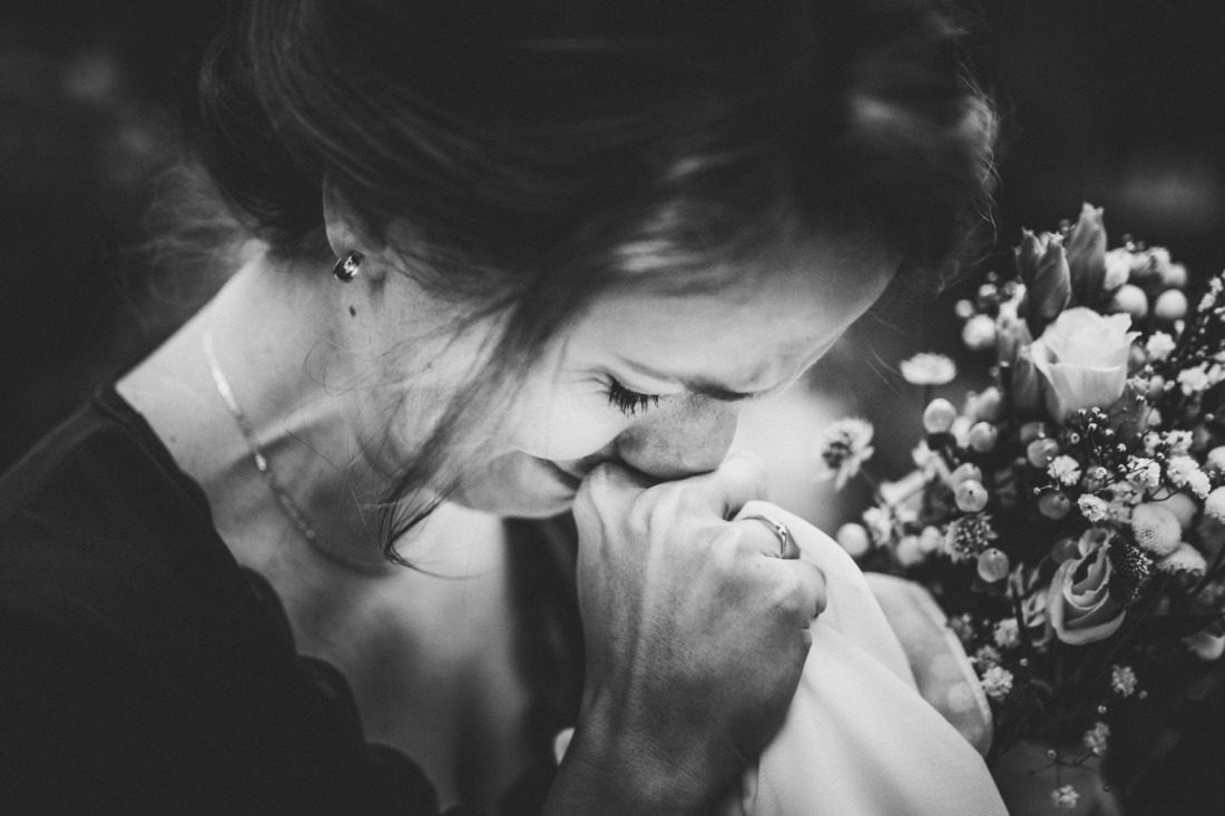 Echter Reportage-Moment auf einer Hochzeit - ein billiger Hochzeitsfotograf kann ein Glücksgriff sein, muss es aber nicht