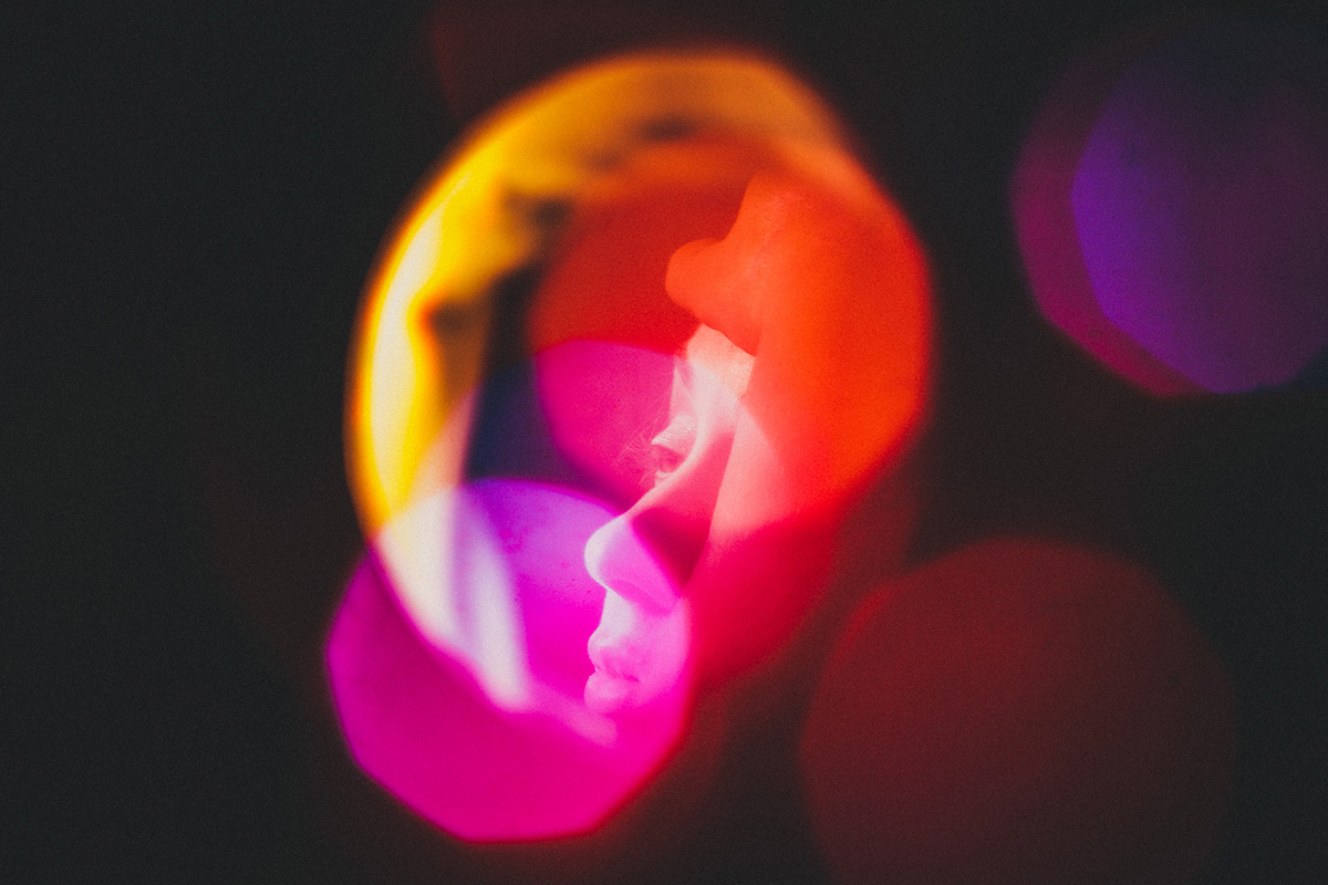 Detailaufnahme einer Braut beim Getting Ready mit farbigem Lichtspiel