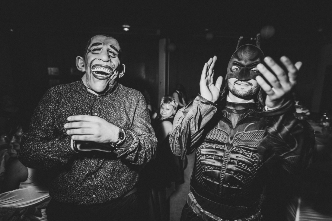 Hochzeitsspiel mit Obama- und Batman-Masken auf russischer Hochzeit - Hochzeitsfotograf Gießen Rossi
