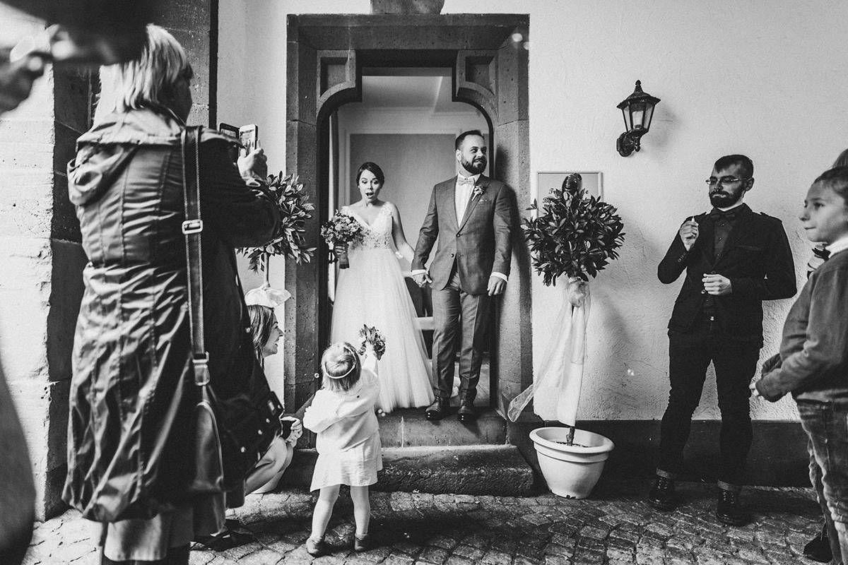 Hochzeitspaar kommt aus dem Standesamt Buseck und wird von Gästen empfangen